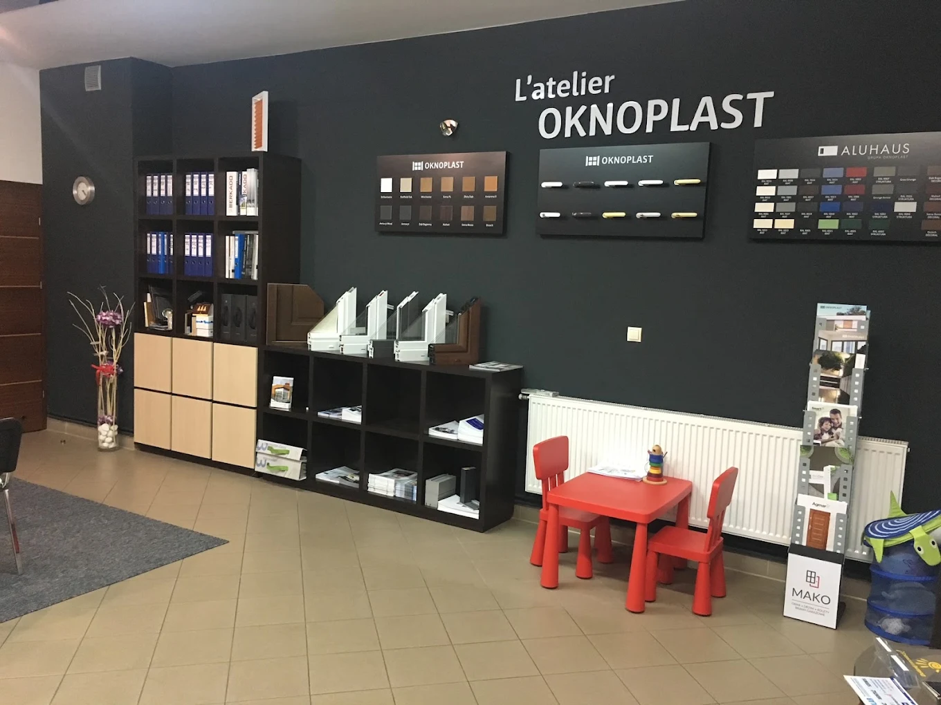 Ekspozycja wewnątrz salonu MAKO